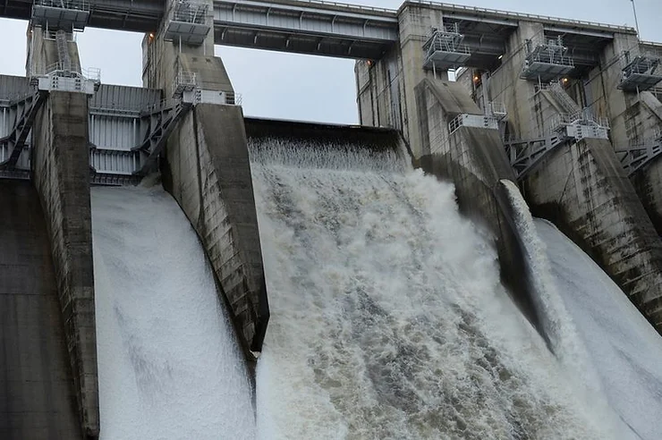 Minor spill possible from Warragamba Dam in next 24 hours