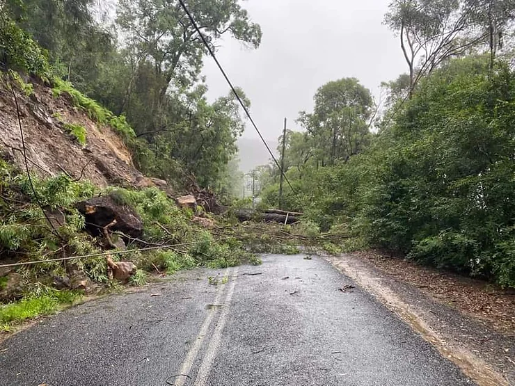 SETTLERS ROAD, WISEMANS FERRY – MAJOR LANDSLIDES AND NO POWER, LOCALS SAY THEY’RE TRAPPED…